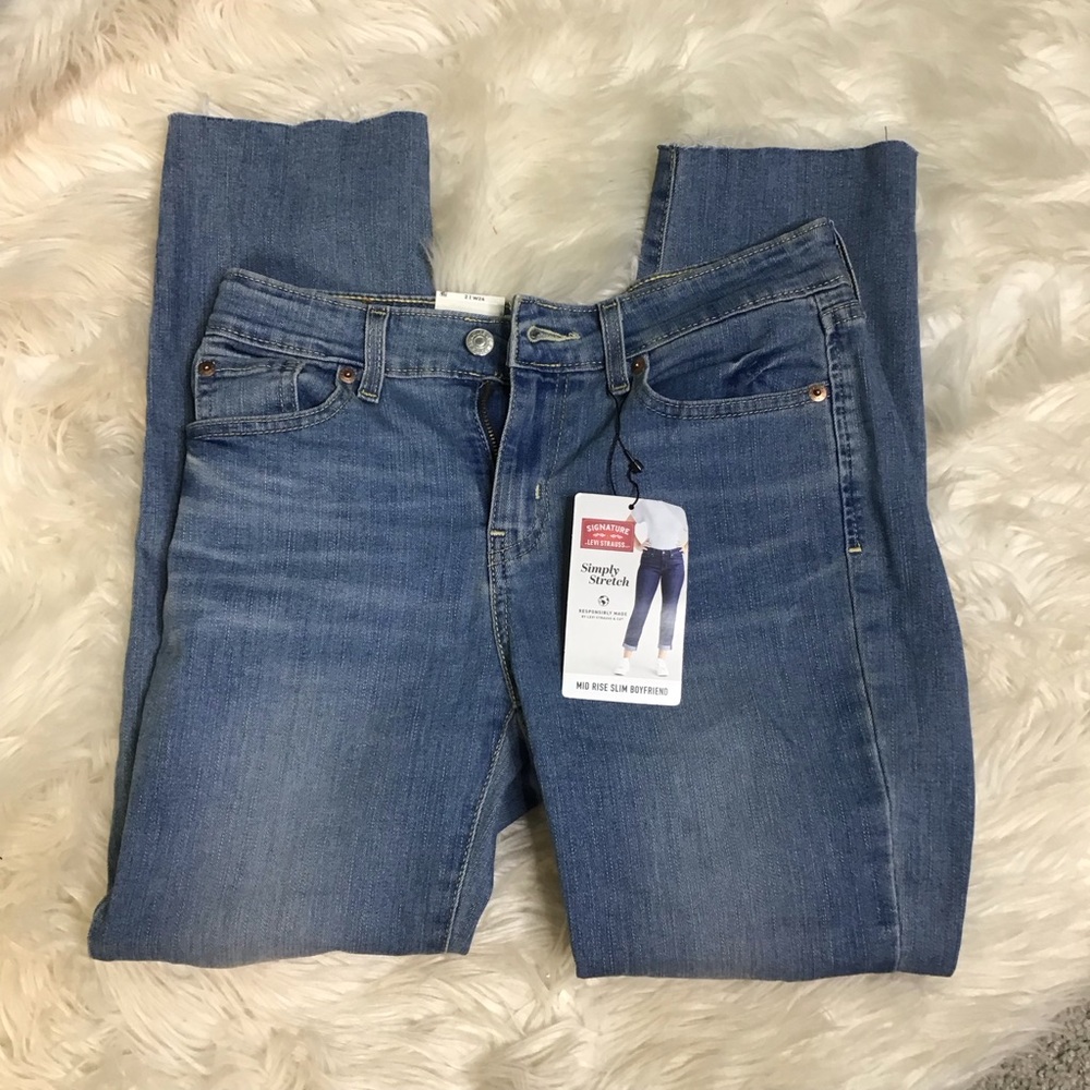 NWT Levi‎ Strauss Women's mid rise  slim boyfriend Blue Jeans distressed